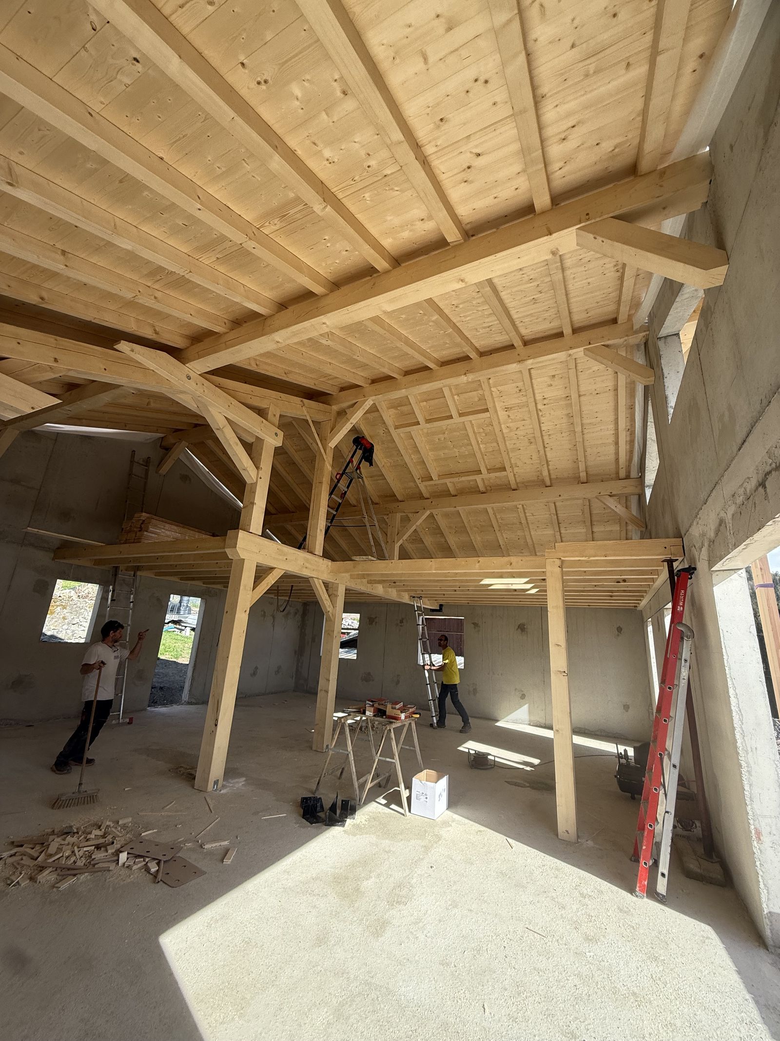 Après : plafond et solivage bois terminés