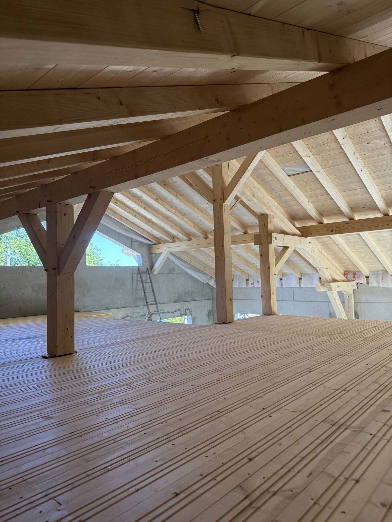 Charpente apparente et plancher bois massif d'un comble aménagé