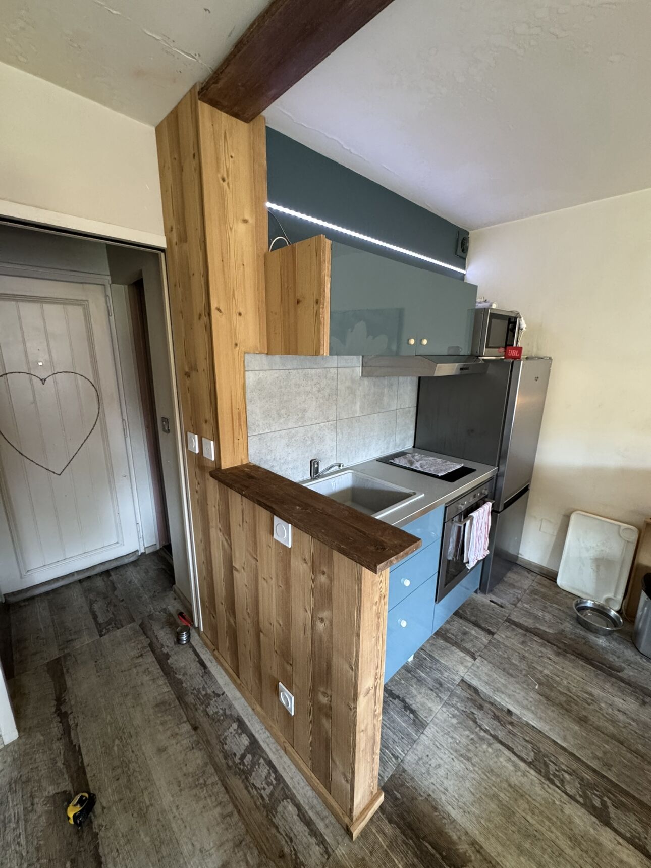 Habillage bois sur mesure d'une cuisine en vieux bois