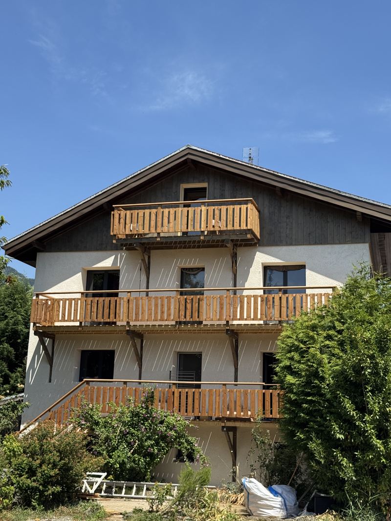 Pignon habillé de bois neuf avec avant-toit