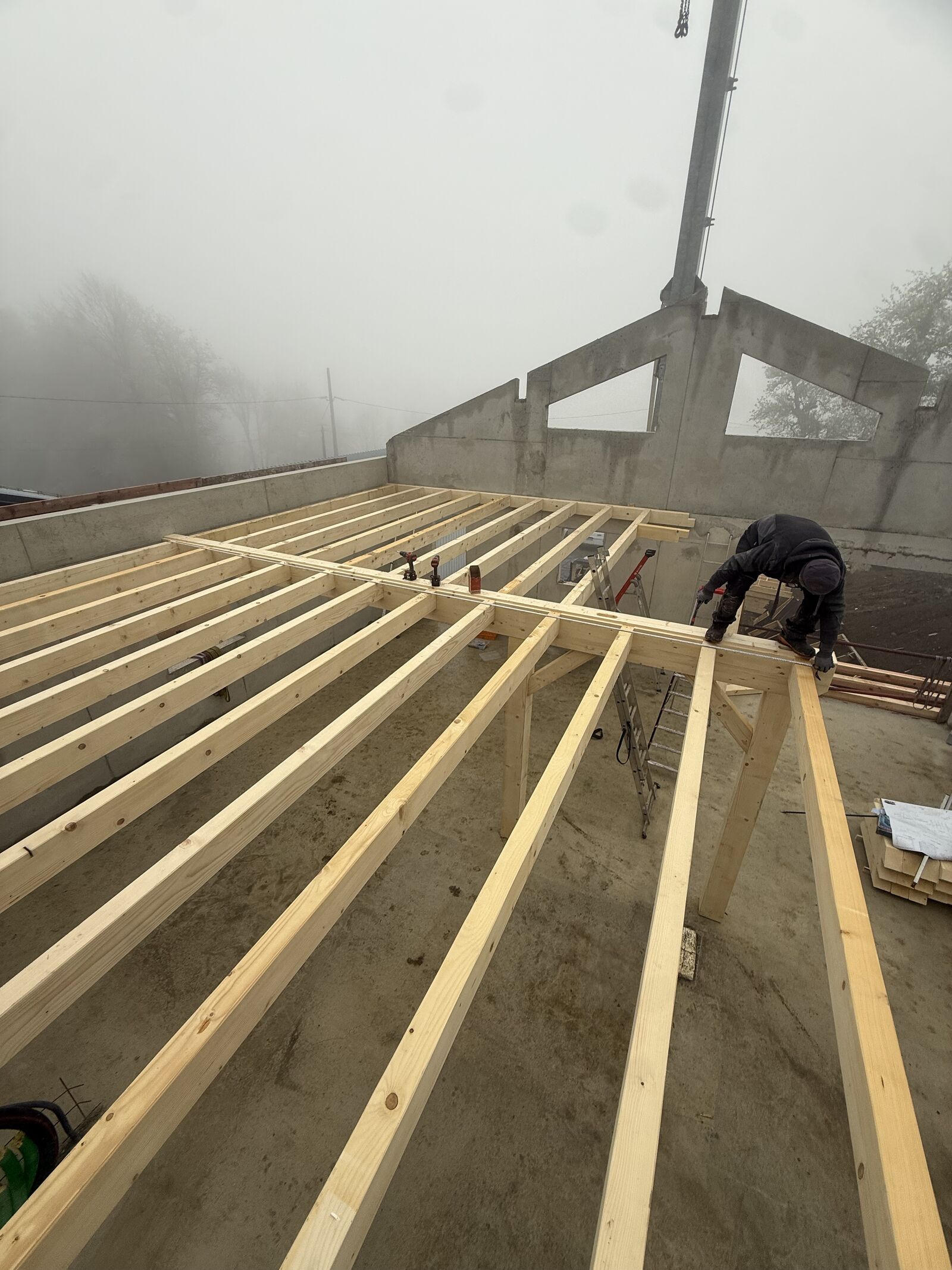 Pose du solivage et du plancher bois par nos charpentiers