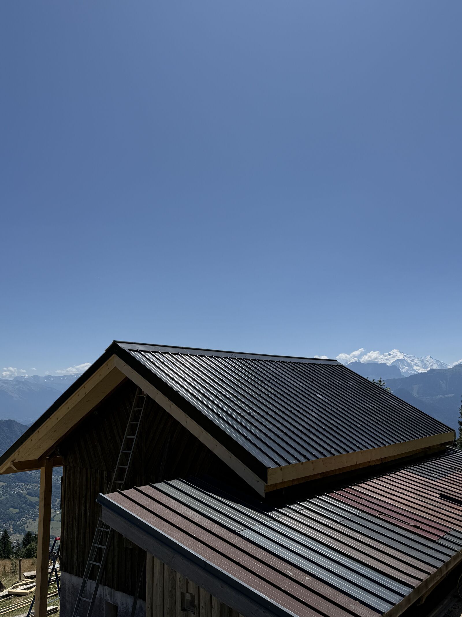 Toiture neuve en bac acier noir avec vue sur le Mont-Blanc